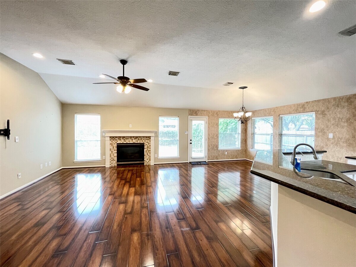 Photo - 1602 Lawick Cir