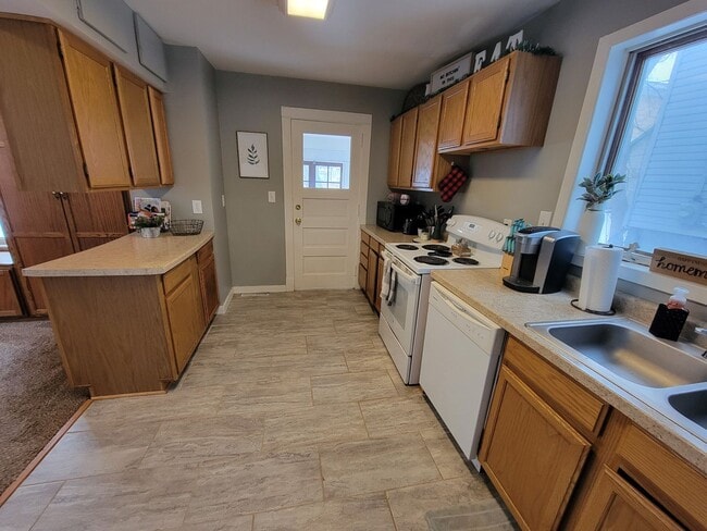 Photo - AVAILABLE JUNE - 3 Bed, 1 Bath Home close to Chester Park