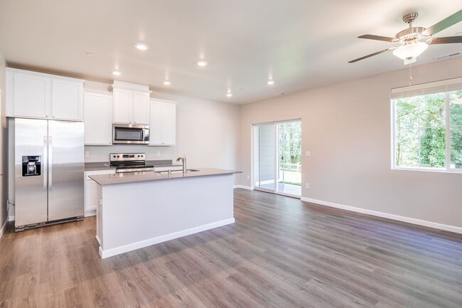 Photo - Newer 4 bdrm plus Flex Room Home In Town- 1 Months rent concession!