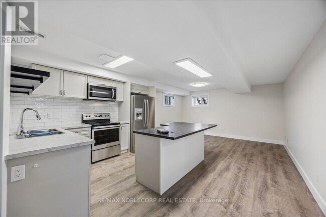 Photo - 210 Dunsmore Ln