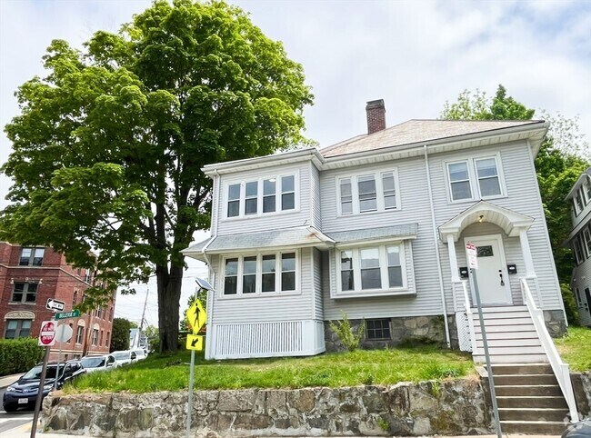 Building Photo - 44 Bellevue St Unit 1 Rental