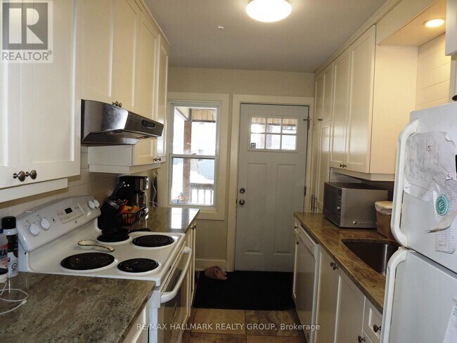 Photo - 568 Gladstone Ave
