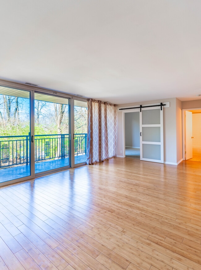 Building Photo - 5950 Oakwood Dr Unit 2F