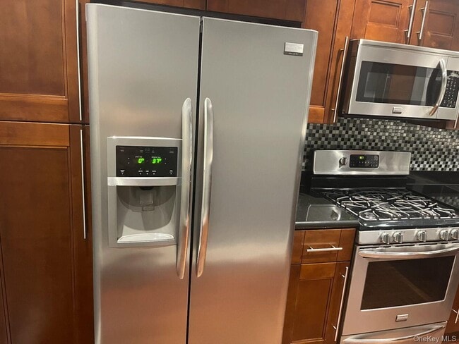 Building Photo - 1270 White Plains Rd Unit 2 Rental