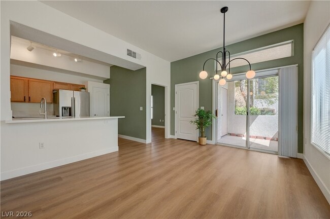 Building Photo - 2305 W Horizon Ridge Pkwy Unit 814
