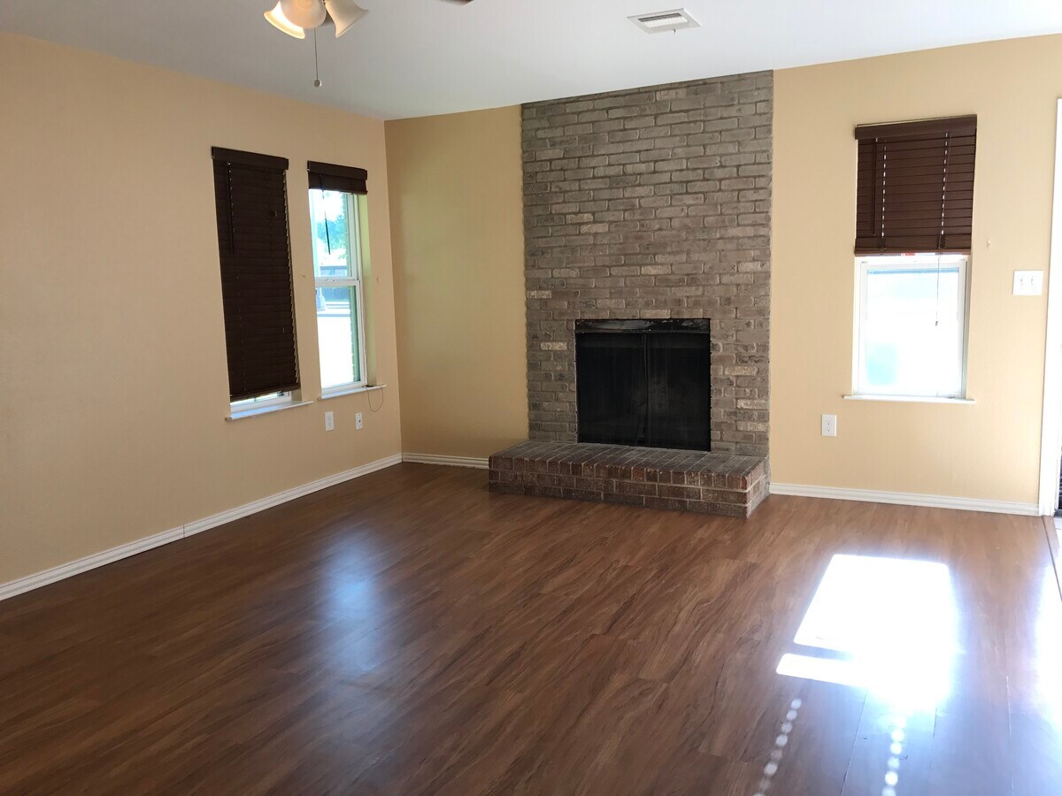 Beautiful 2-bedroom half duplex in Arlington, TX - 716 - 718 N Cooper Street