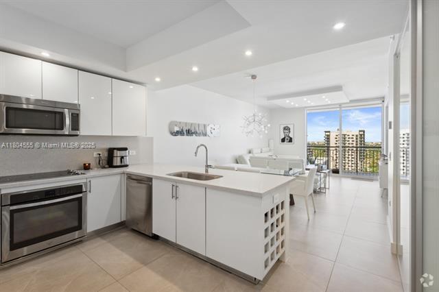 Building Photo - 999 SW 1st Ave Rental