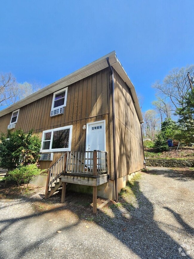 Building Photo - West Asheville Apartment!