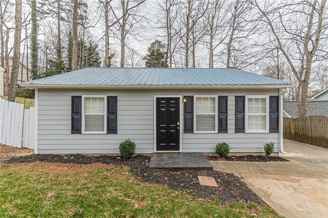Building Photo - 2/1 Cottage home in Forsyth Co near Lake L...
