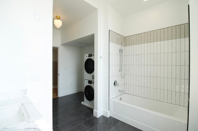 Building Photo - City Hall Unit 208 Rental