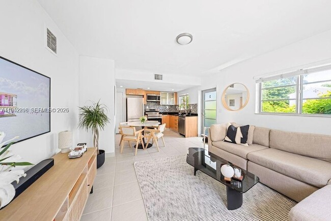 Building Photo - 1050 7th St Unit 1050-3