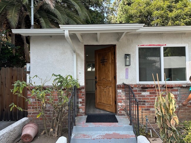Building Photo - 111 W Claremont St Rental