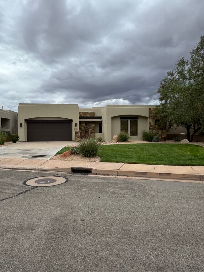 1761 W Red Cloud Cir