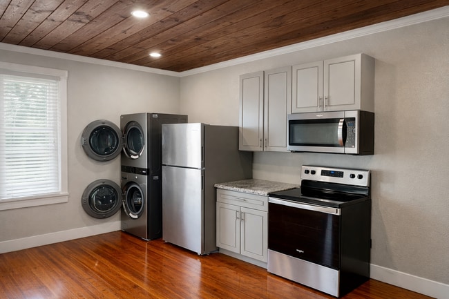 Building Photo - 2115 Broadway Avenue J Unit 3