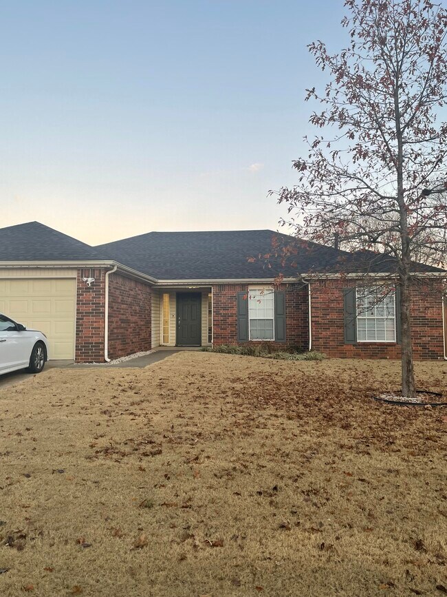 Front lawn - 479 Robin Hood Ct