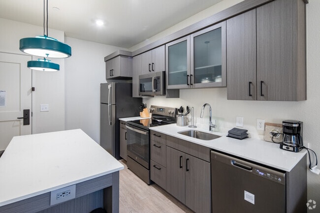1BR, 1BA - 525SF - Kitchen