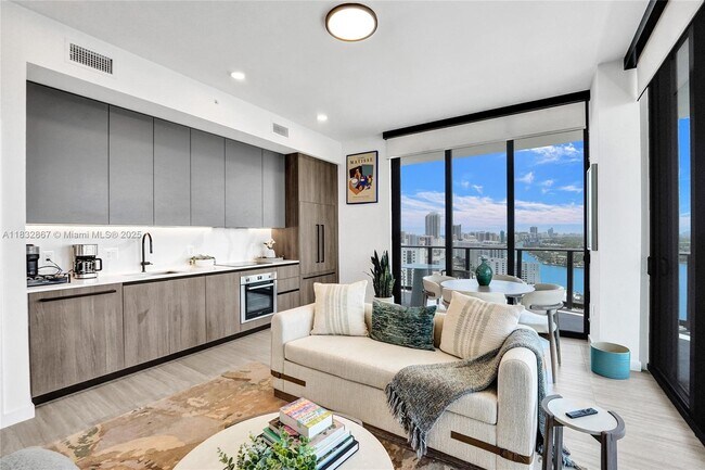 Photo - 580-572 72nd St Unidad 2010