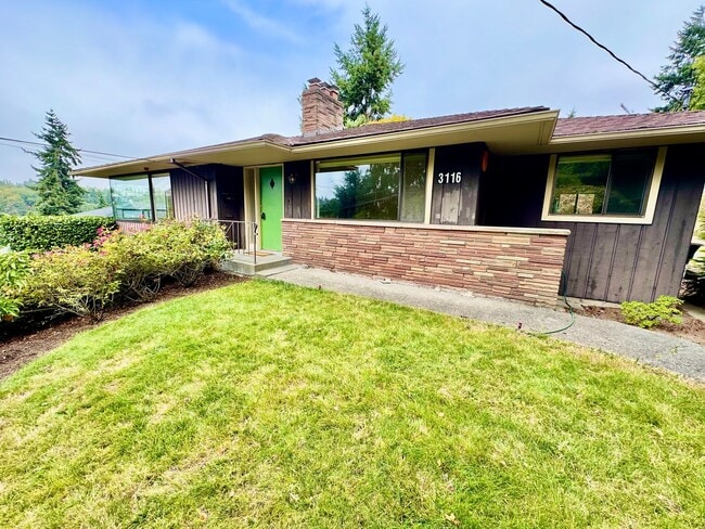 Building Photo - Large Mid-Century Home in Magnolia!