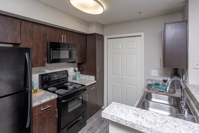 1BR, 1BA - 658SF