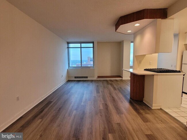 Photo - 604 S Washington Square Unidad 3006