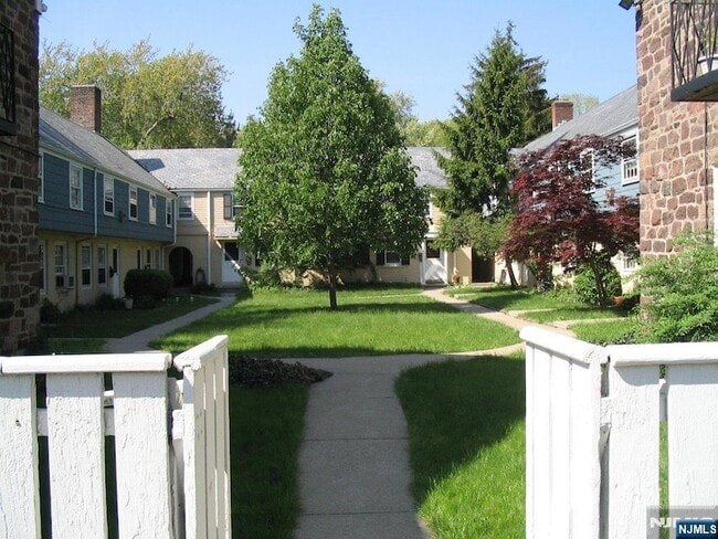 Building Photo - 715 Cedar Ln Rental