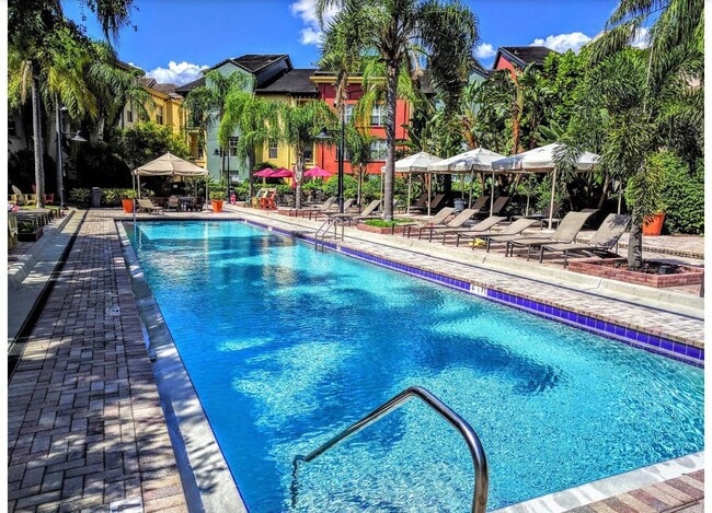 PISCINA - 2411 W Horatio St Unidad 517