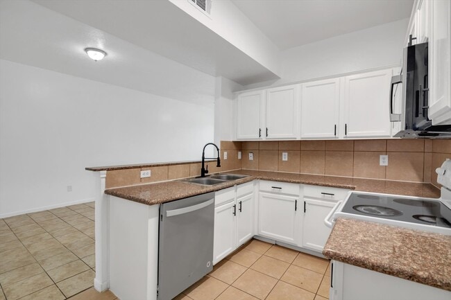 Photo - 6933 Liverpool St