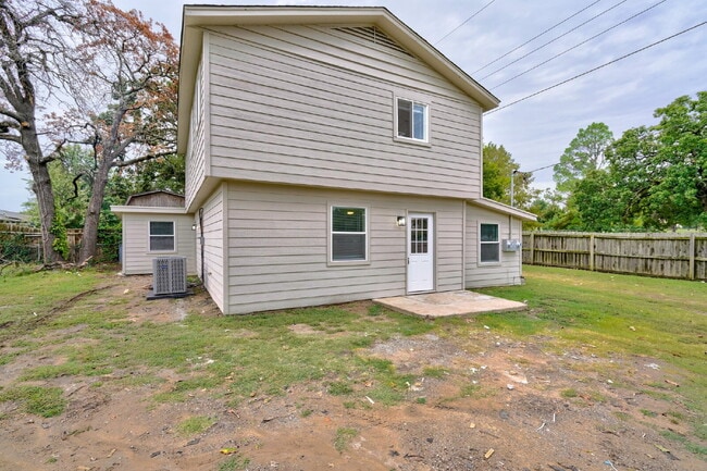 Building Photo - Remodeled 2 Bedroom + Bonus Room Unit 1