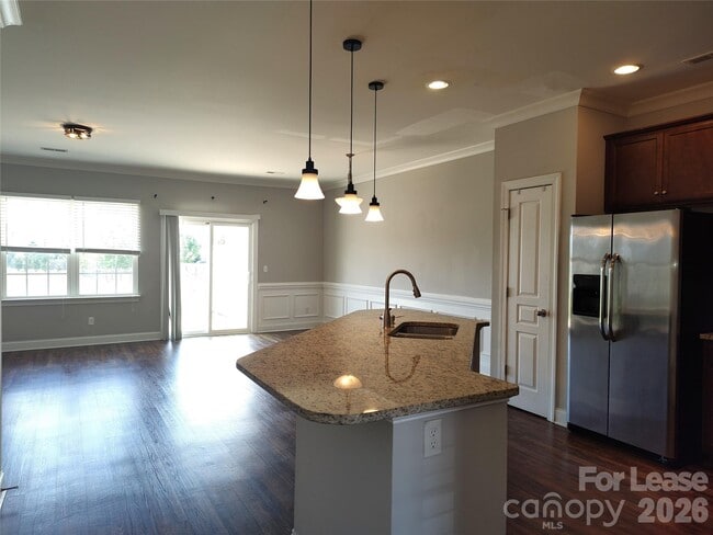 Photo - 321 Halton Crossing Dr SW