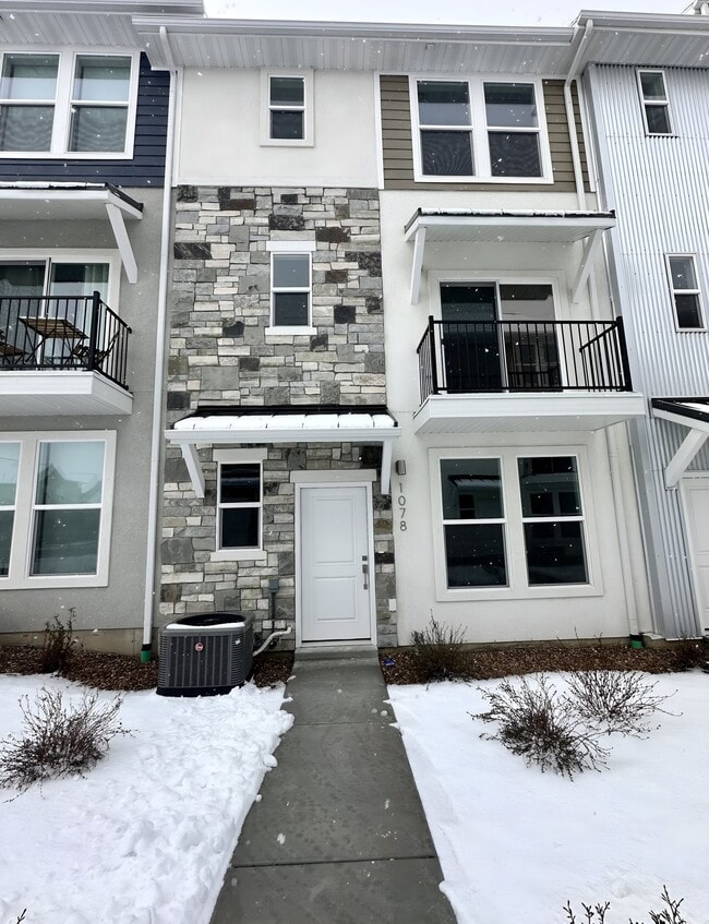 Building Photo - 1078 S 2810 E