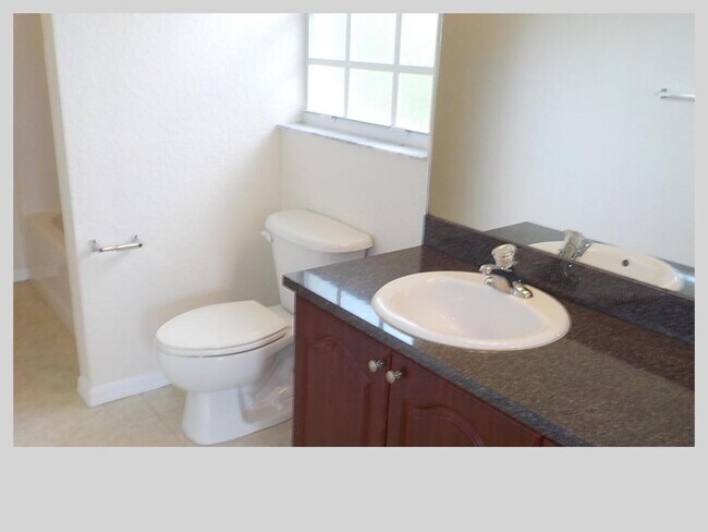 Photo - 512 NW Colonial St