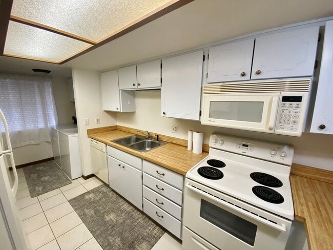 Photo - TOWNHOME - VILLAGE OF OAK CREEK