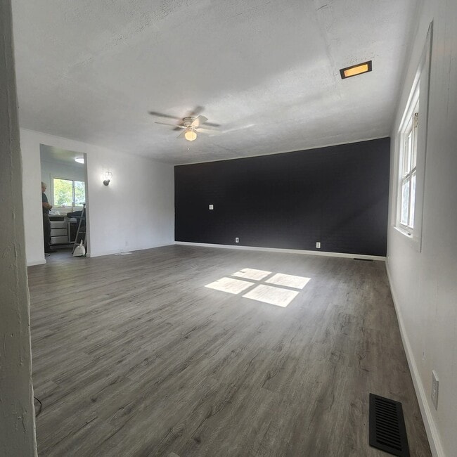 Building Photo - 170 W 2nd St Unit 3 Rental