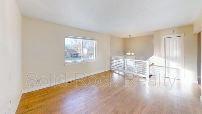 Photo - 736 Squire St