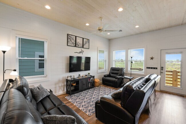 Building Photo - 5497 TX-361 Rental