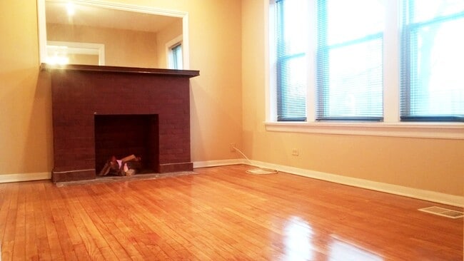 Building Photo - 5866 N Ridge Ave Unit 3