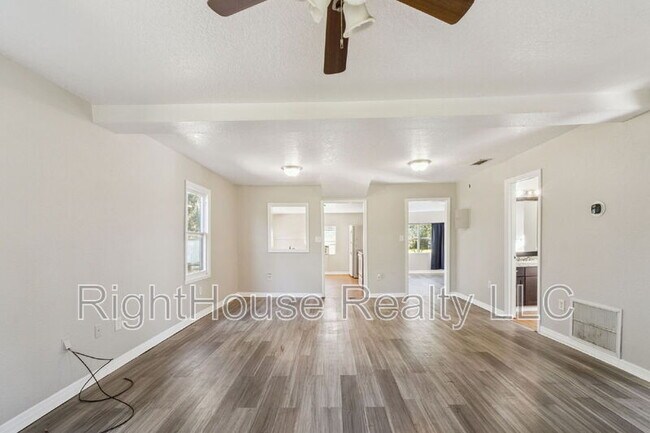 Photo - 40542 W 3rd Ave