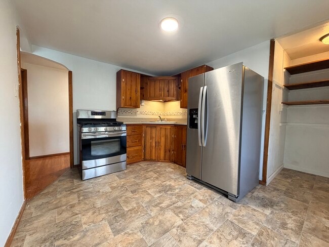 Building Photo - 814 W Highland Ave