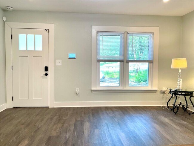 Photo - 807 E Riverside Dr