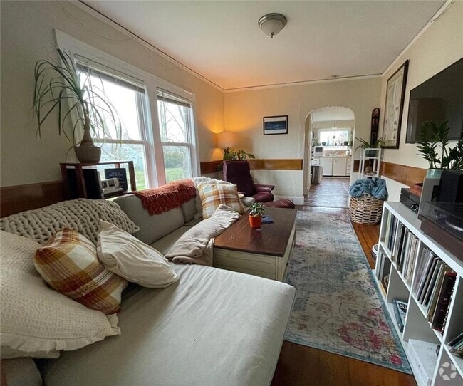 Building Photo - 11 Russell Ave Unit 2 Rental