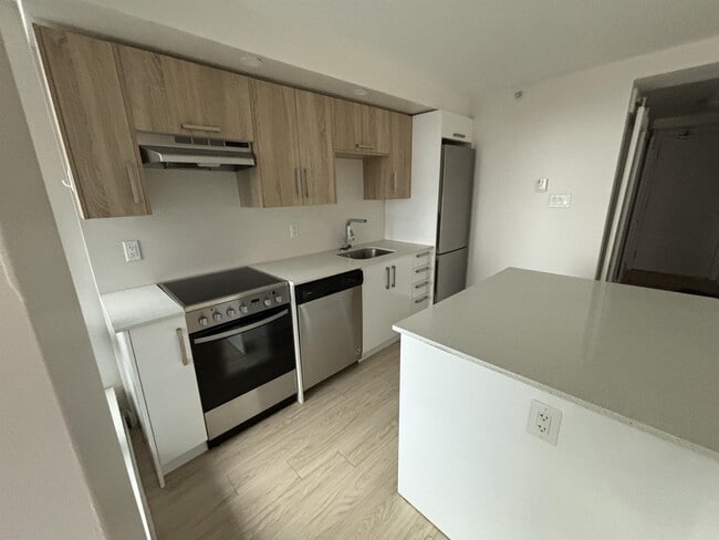 Building Photo - 5633-5633 Fenwick St Unit 2805