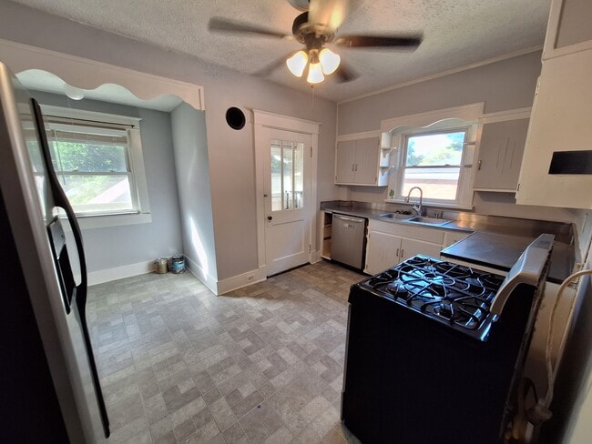 Kitchen with door to porch - 2908 Wurtele Ave