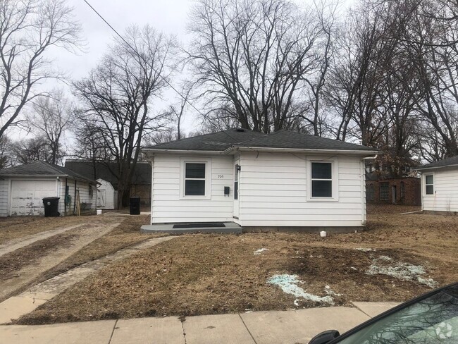 Building Photo - Extremely sharp 2BR house in Normal.  Cent...