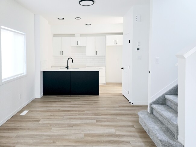 Building Photo - 11639-11684 84 Street NW Unit 11639 MAIN