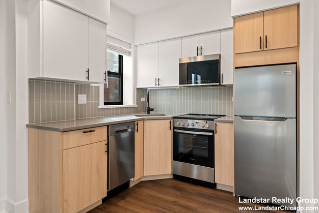 Building Photo - 1241 Chicago Ave Unit 7