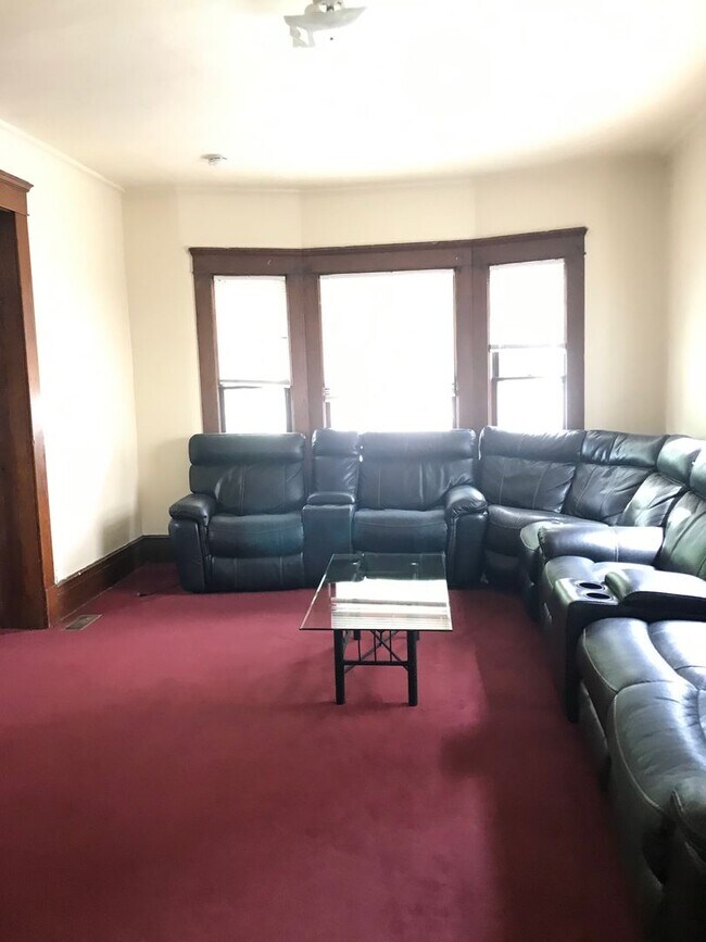 Photo - 7 Bedroom 3 Bathroom Unit with Updates! Available May 16th 2026