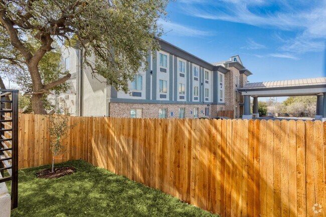 Building Photo - Gorgeous Luxury Townhome