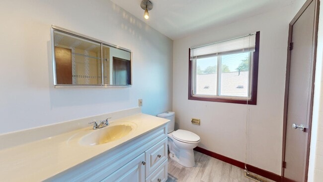 Photo - SPACIOUS THREE BEDROOM-2 BATHROOM TOWNHOME IN NORTH LONDON