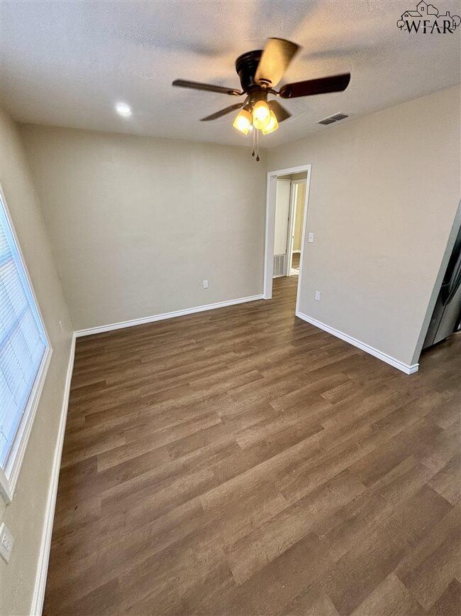 Photo - 1619 Hamlin Ave