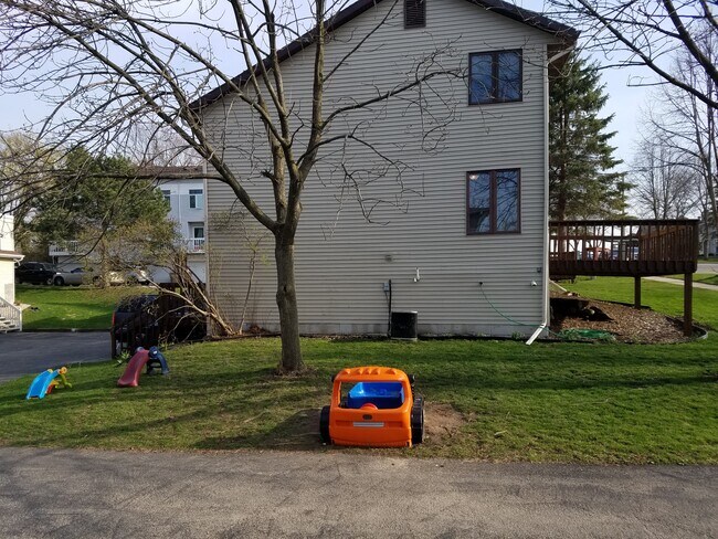 Grass play area - 1029 Gammon Ln